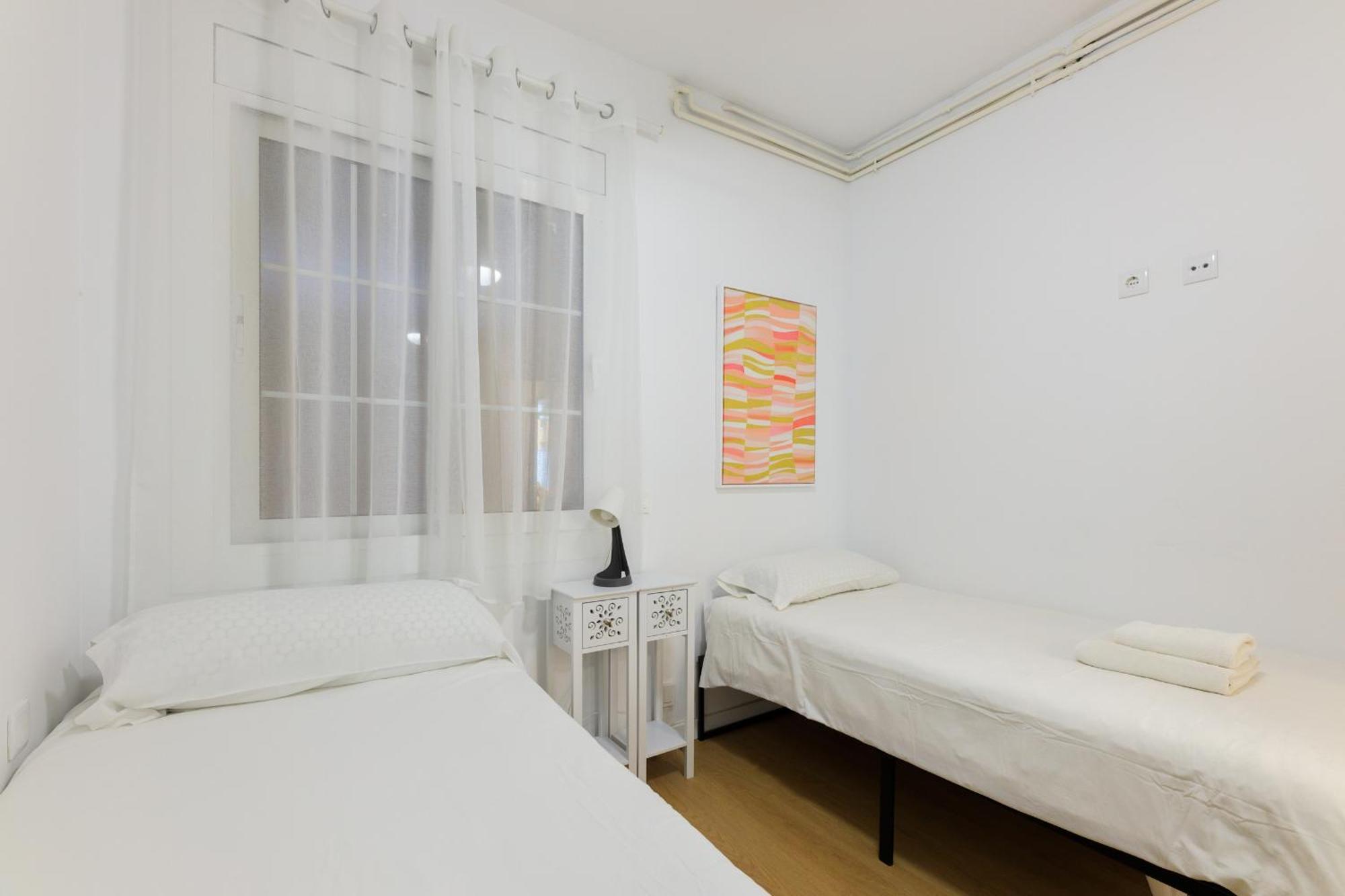 Aparteasy - Private Terrace, 3 Bedrooms, Eixample Barcelona