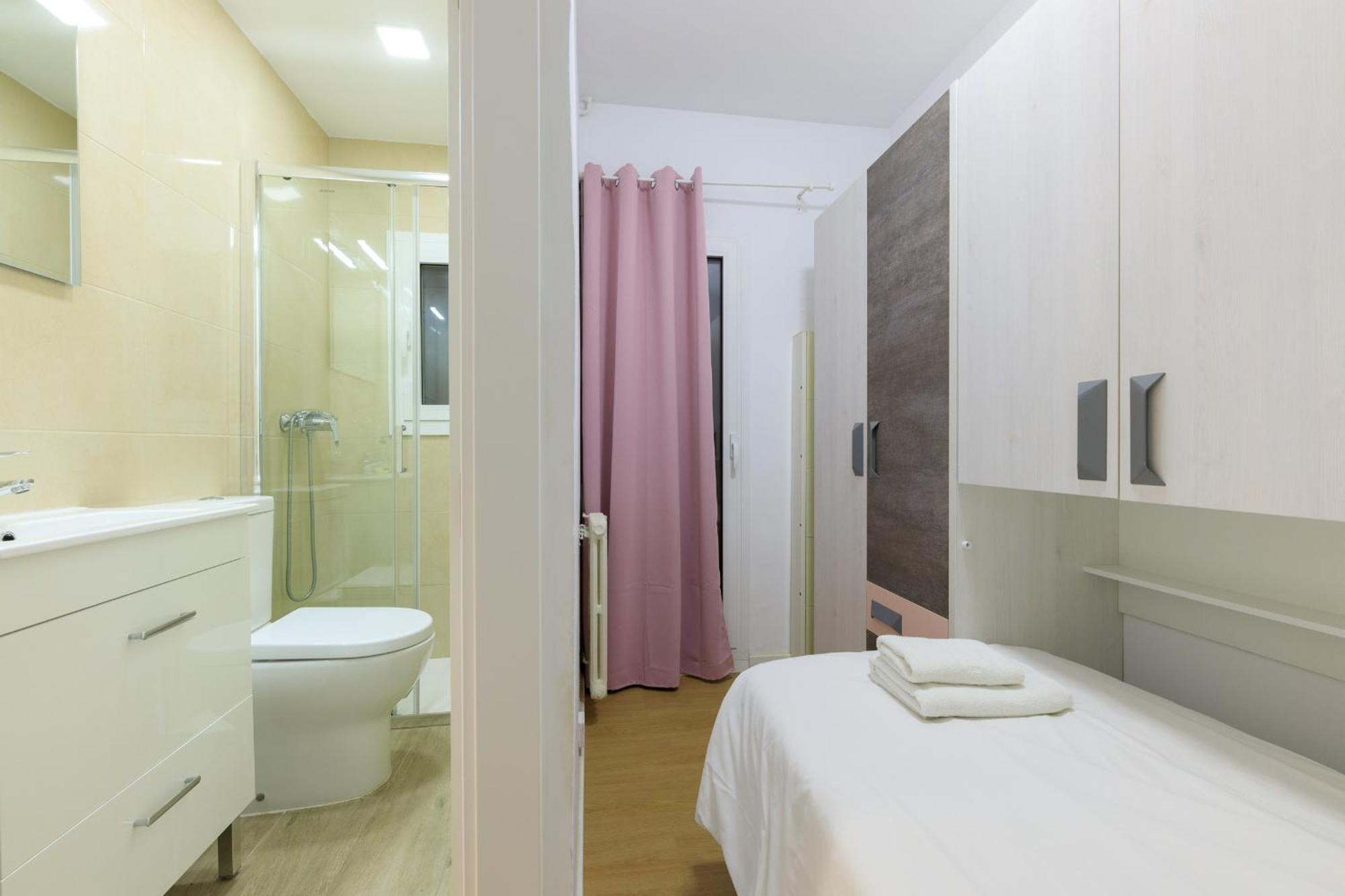 Aparteasy - Private Terrace, 3 Bedrooms, Eixample Apartment *