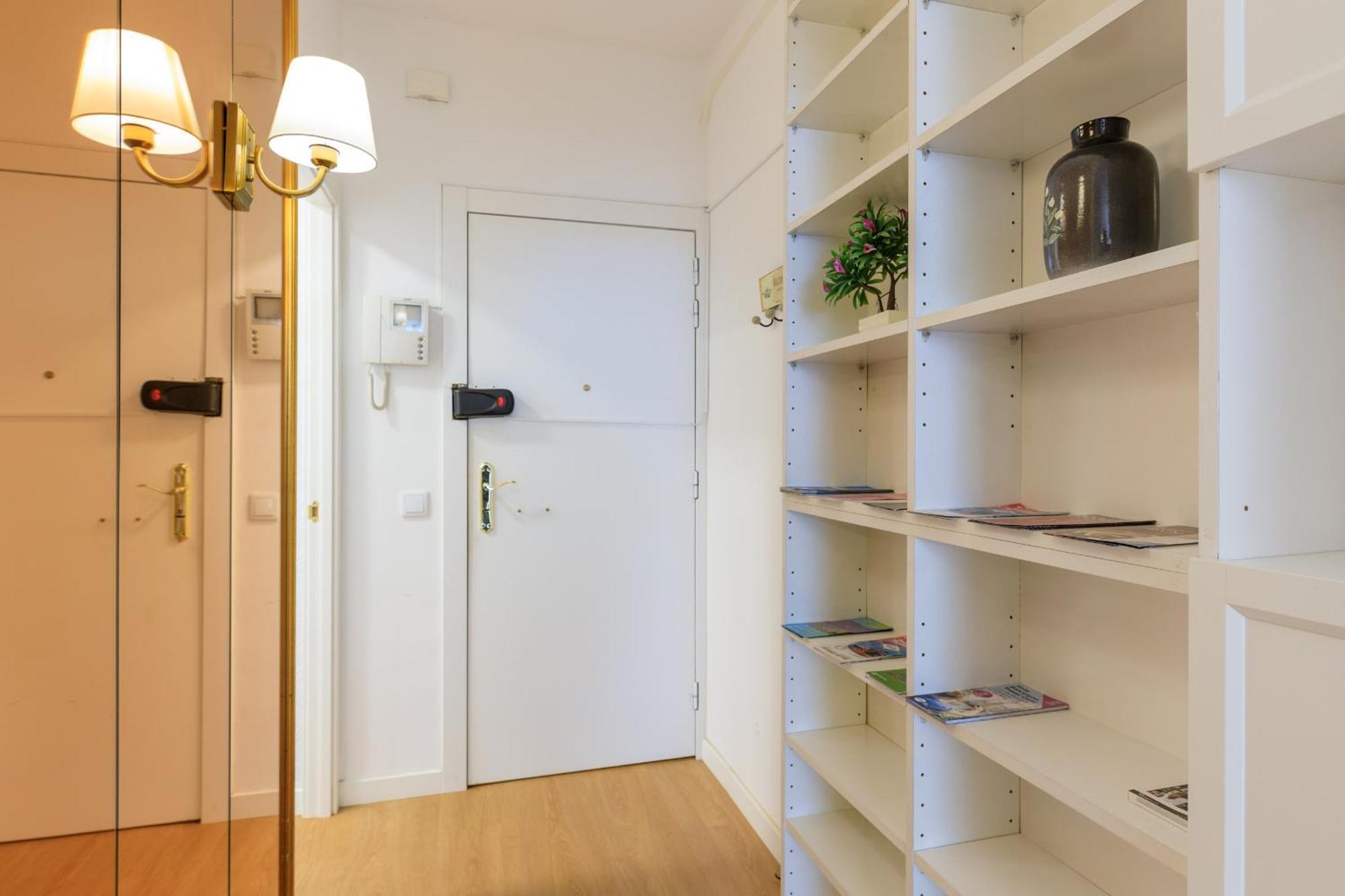 Aparteasy - Private Terrace, 3 Bedrooms, Eixample Barcelona