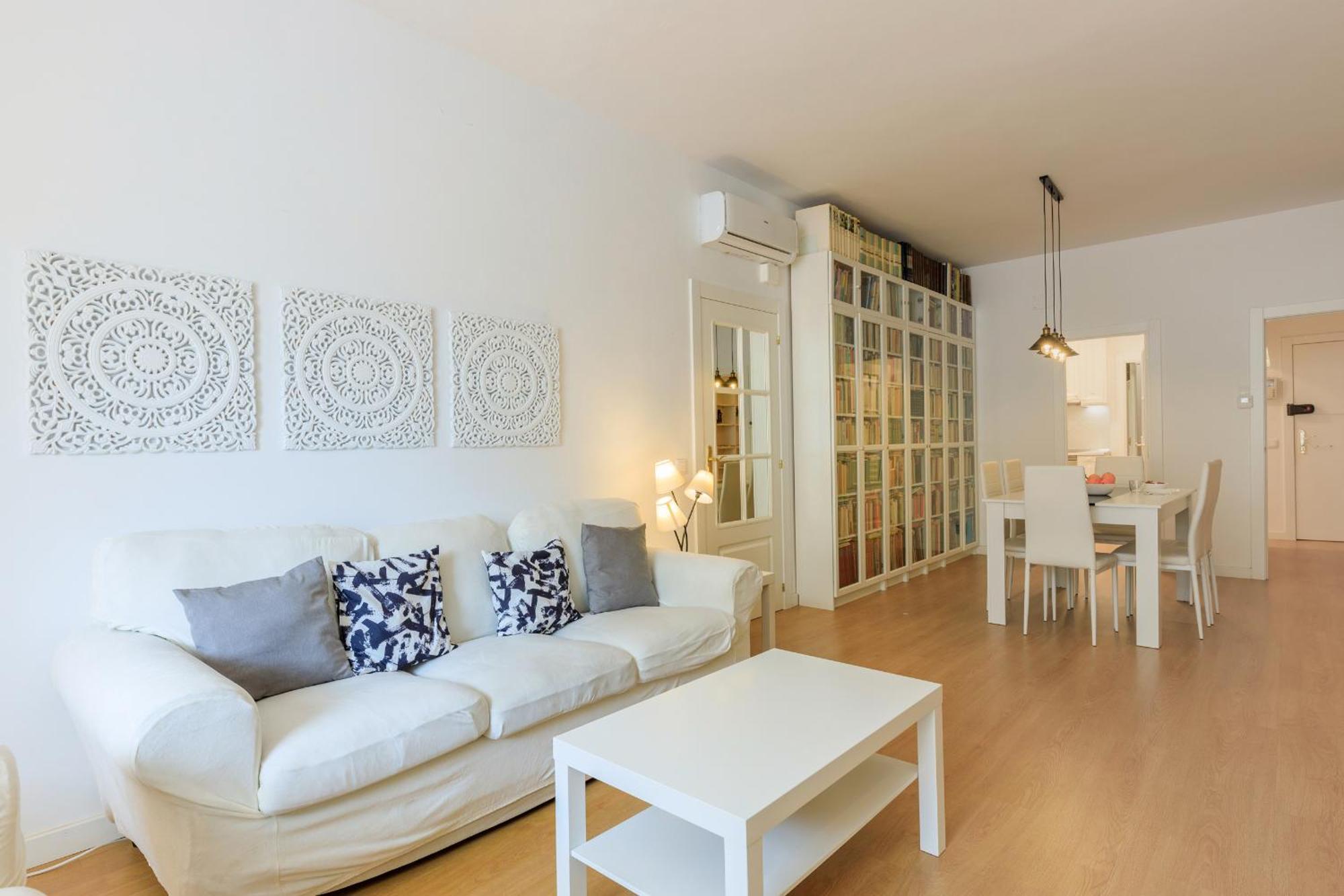 Aparteasy - Private Terrace, 3 Bedrooms, Eixample Barcelona
