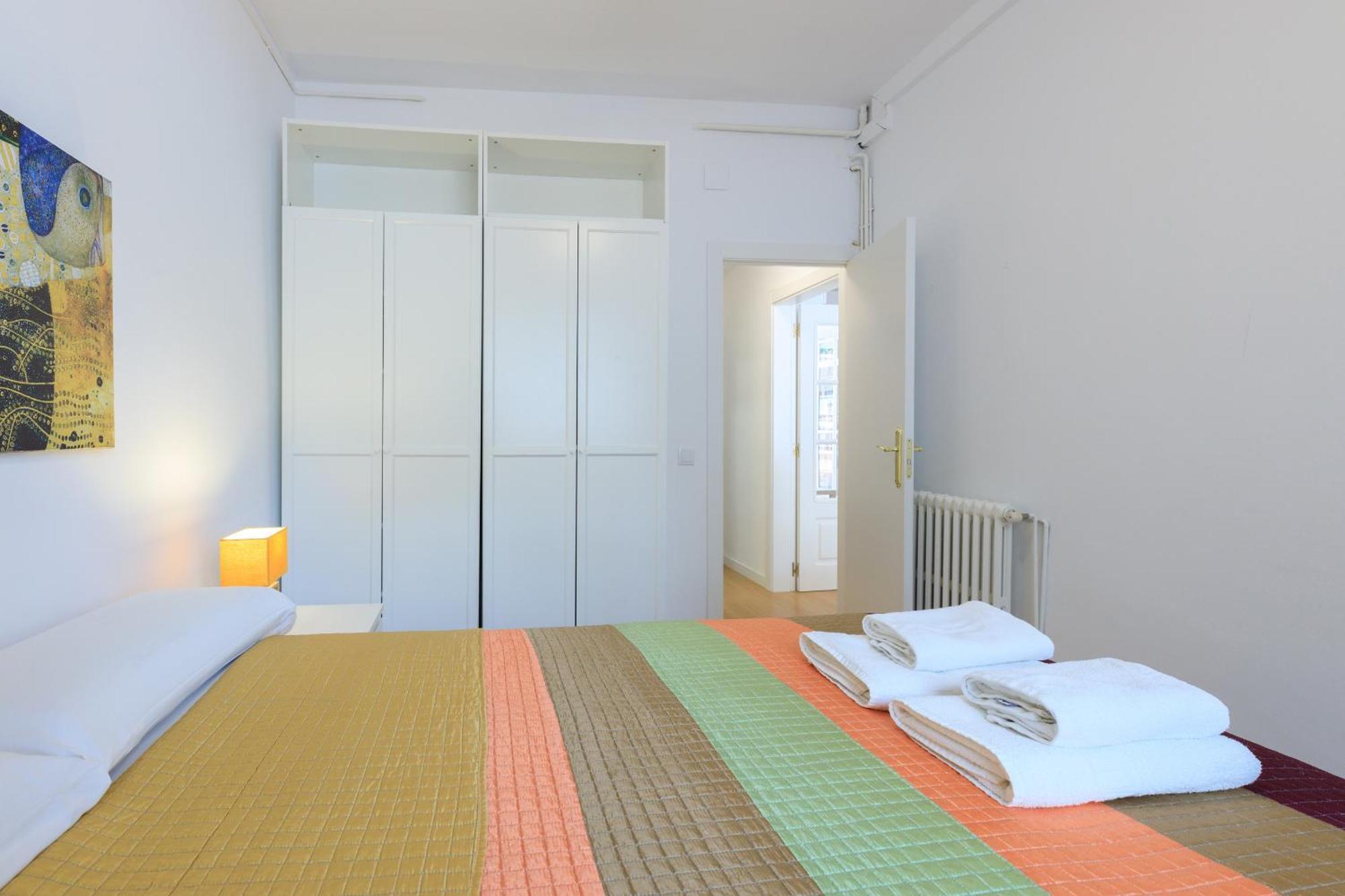 Aparteasy - Private Terrace, 3 Bedrooms, Eixample